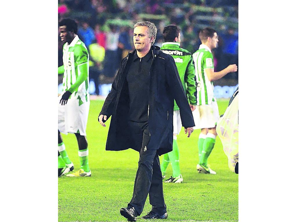 Molesto. Mou recriminó la falta de actitud de su equipo.(EFE)