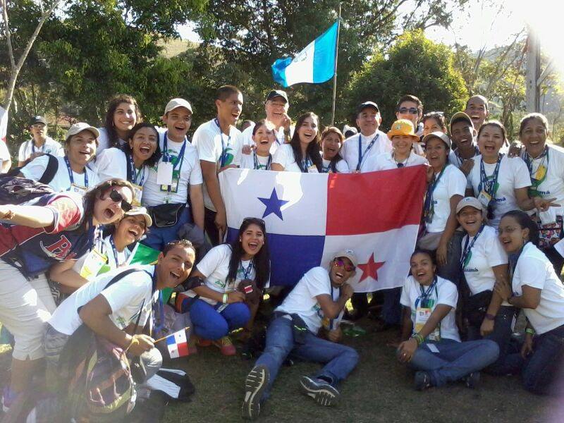 El grupo de jóvenes de la delegación panameña junto al Obispo José Luis Lacunza y el Arzobispo José Domingo Ulloa. Foto/Cortesía<br>