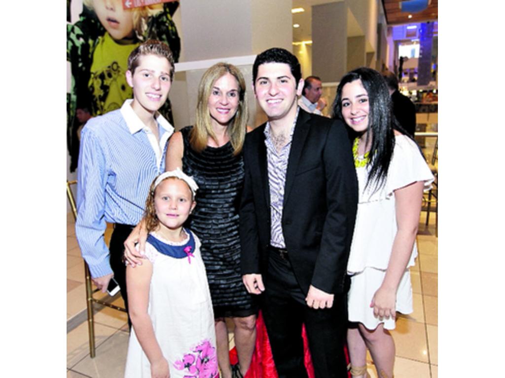 2. Michael Homsany, Nicole Mogilevsky, Ivy Mogilevsky, Rosy Eskenazi y Efrain Eskenazi.