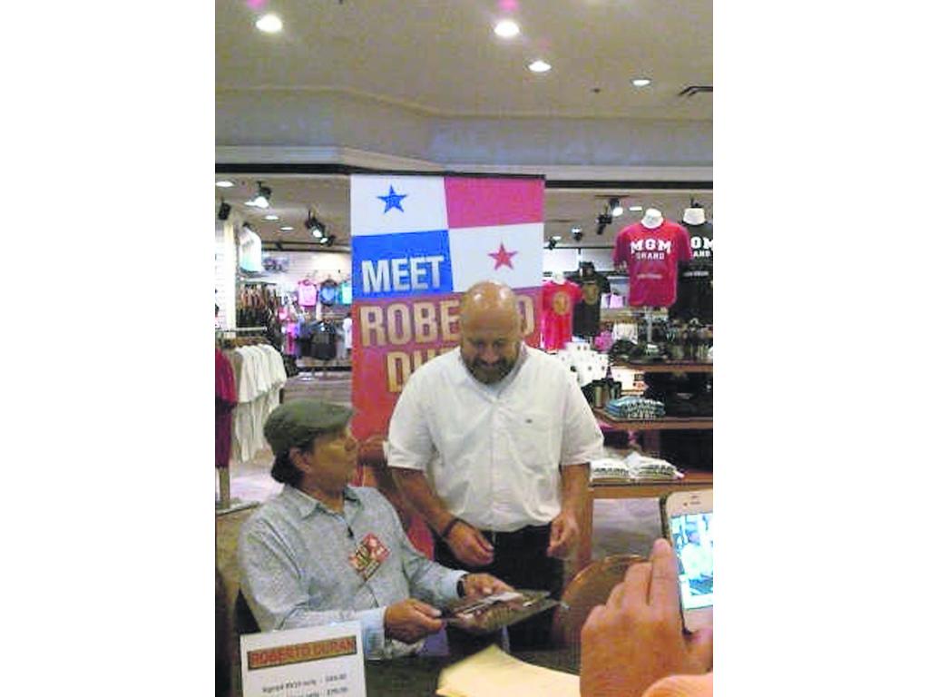 Durán mientras firma autógrafos a sus fanes.()