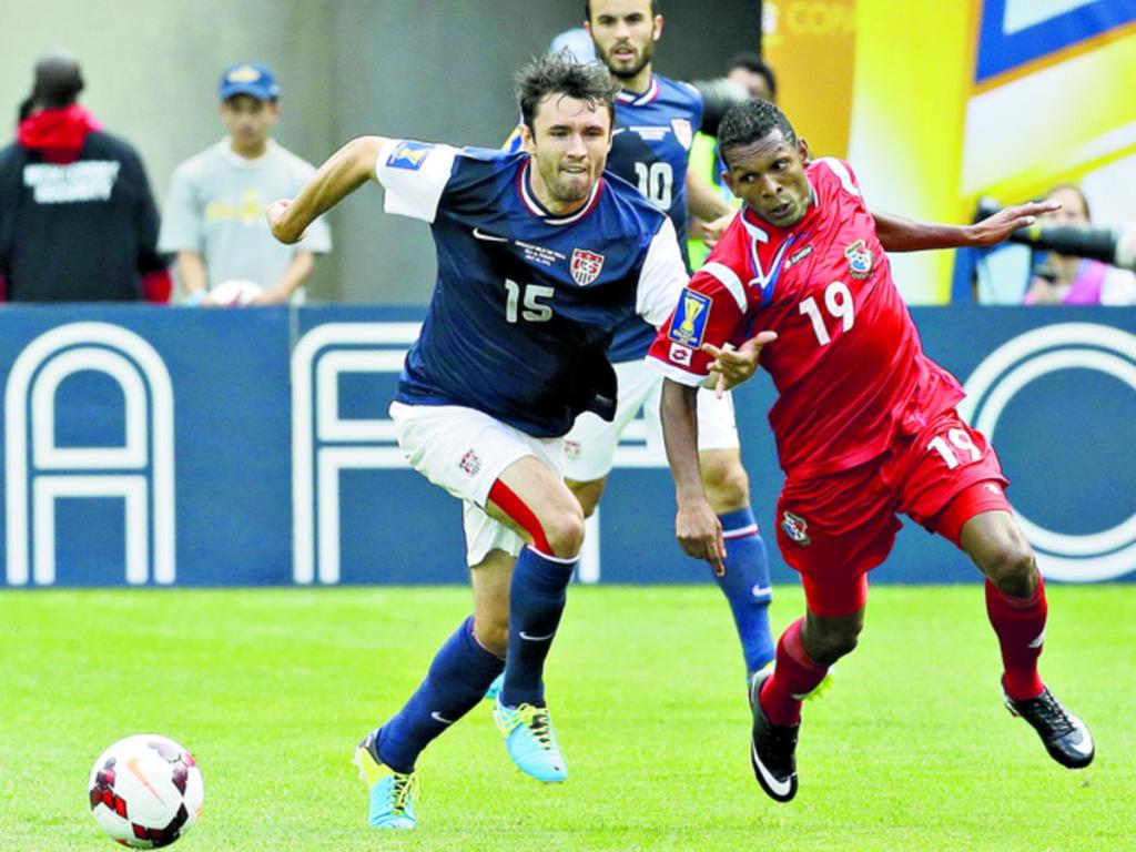 Michael Parkhurst (15), de Estados Unidos, disputa el balón ante Alberto Quintero, durante la final de la Copa Oro.(Archivo )