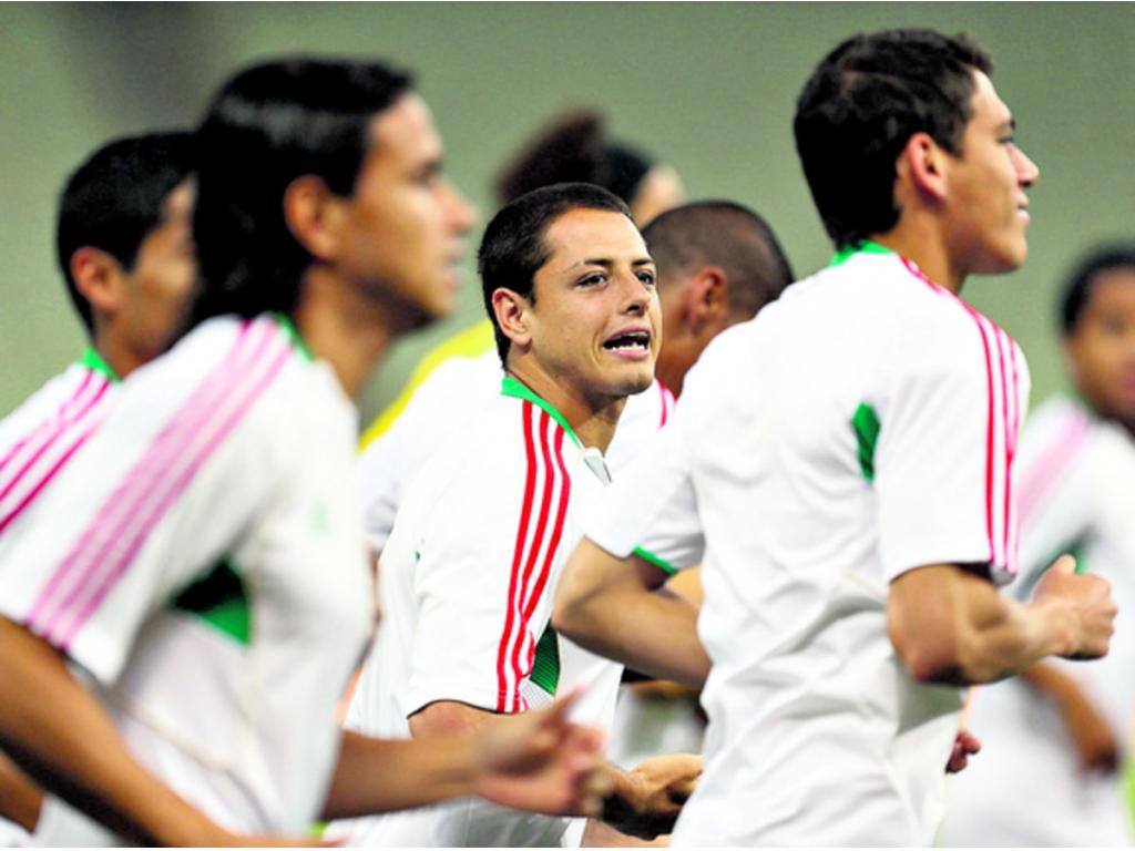 Javier Chicharito Hernández marcó por los mexicanos en el partido frente a Italia.(EFE)