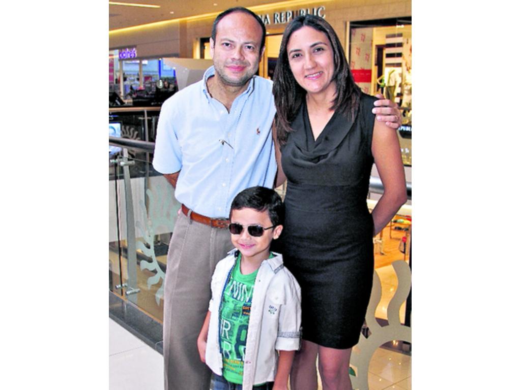 7. Jorge, Jennifer y Jorge Palacios.