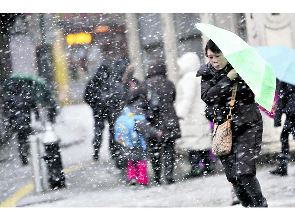 En Nueva York, las personas luchan contra el viento y la nieve.(AP)
