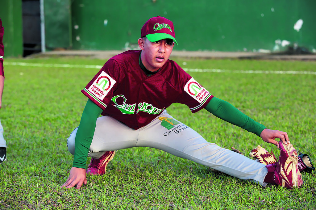 Lanzador. Álvaro Hernández sigue los pasos de su padre desde el montículo.()