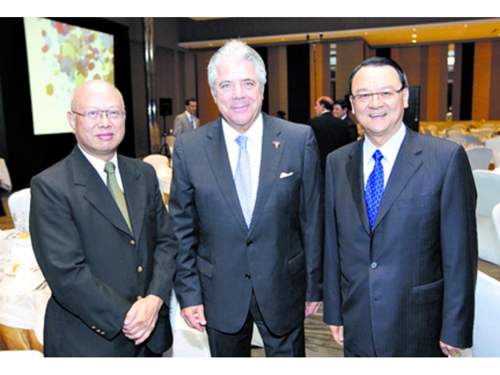 12. Hugo Chiu, Fernando Aramburú Porras y Diego Chou.