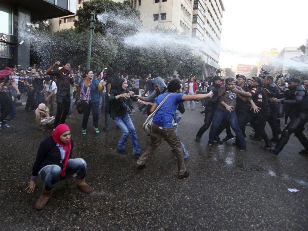 Manifestaciones contra los juicios militares en las inmediaciones del Consejo de la Shura - Cámara Alta del Parlamento - en El Cairo, Egipto 26 nov. Foto: EFE<br>
