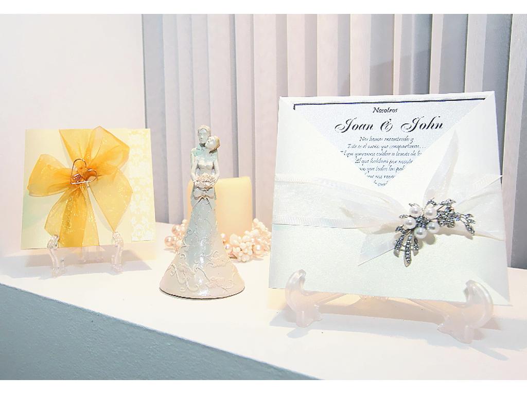 Invitaciones. Todas se ciñen al gusto de los futuros esposos, pero según los profesionales las letras en doradas y plateadas ya pasaron de moda. Accesorios como lazos y pendientes de brillantes son un complemento único. ()
