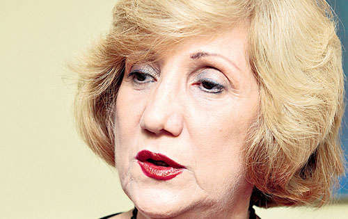 <p>Escribe dos novelas.</p>