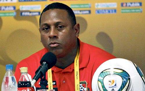 <p>Presionado. En las conferencias de prensa, miembros de la Fepafut lo vigilaban.</p>