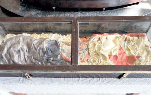 <p>Símbolo. Bandera ultrajada por los zoneítas.</p>