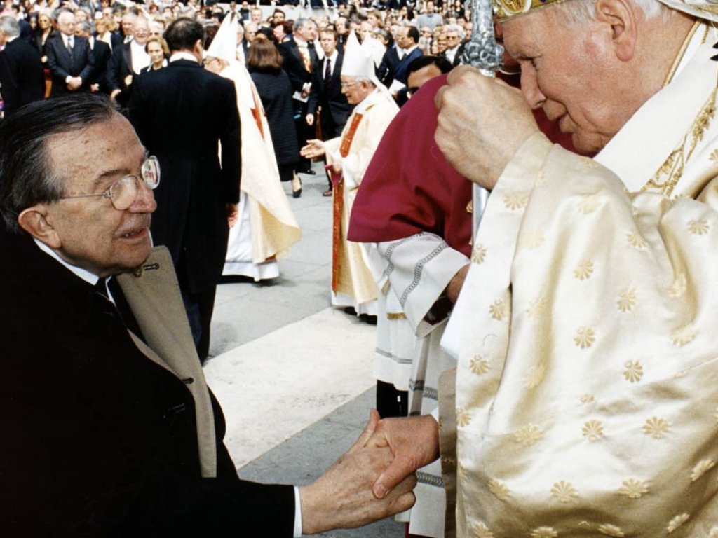 El 02 de mayo de 1999, el Papa Juan Pablo II estrecha la mano del ex primer ministro italiano Giulio Andreotti en la plaza de San Pedro 's en el Vaticano.