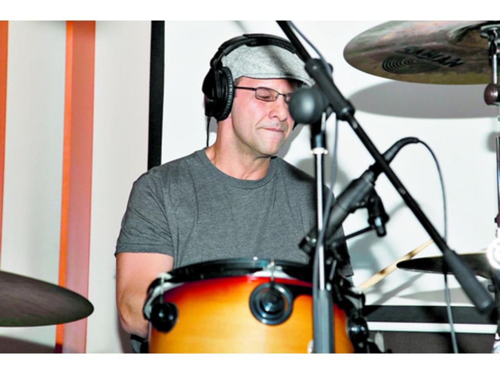 Nano Alemán, en la batería, uno de los músicos más piropeados.