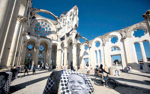 <p>Tristeza. En las ruinas de la catedral hay foto de fallecidos.</p>