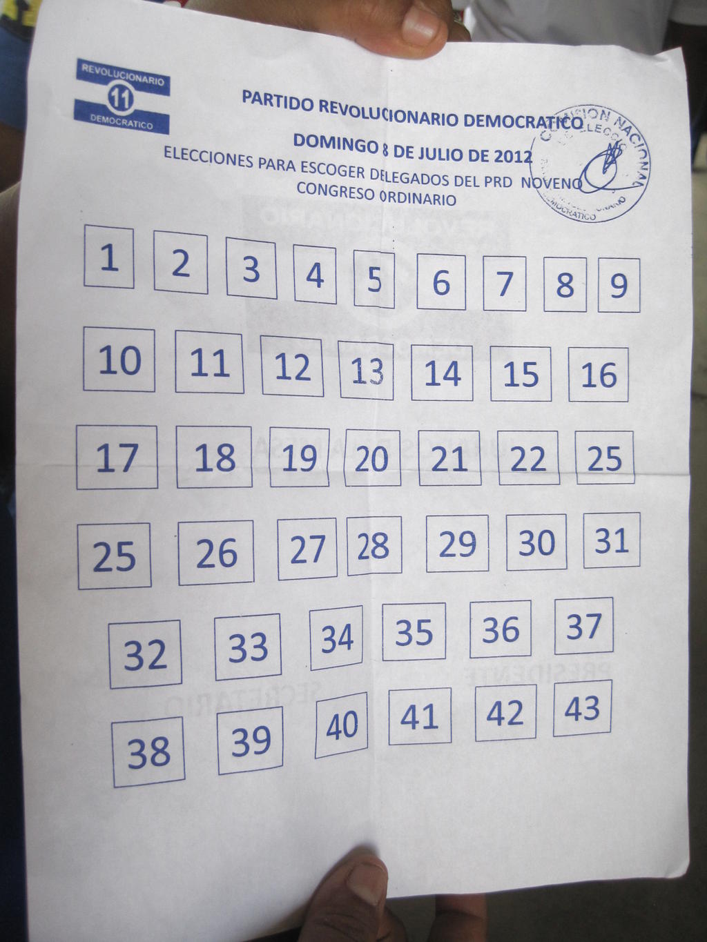 En la papeleta de votación hacian falta dos números y el 25 se repetía dos veces. Foto/Milerick Alvendas<br>
