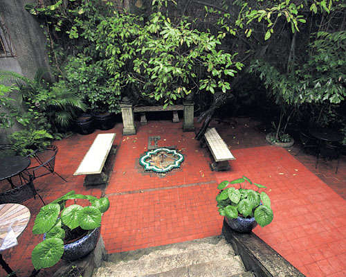 <p>Espacios. En el patio se disfruta de la naturaleza tropical, en medio de antiguos muros. </p>