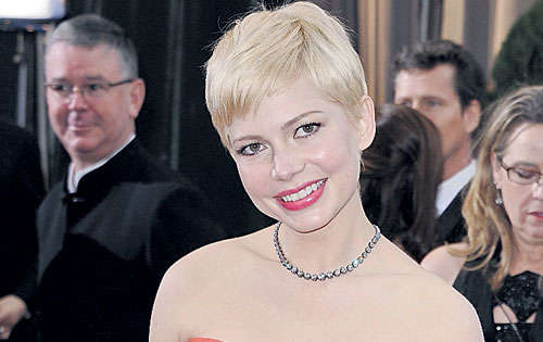 <p>Michelle Williams. Muy a lo Mia Farrow lució una creación de Louis Vuitton en color rojo.</p>