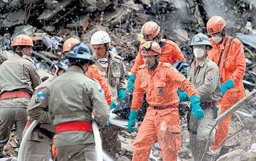<p>Trabajos. Bomberos sacan otro cuerpo dentro de los escombros.</p>