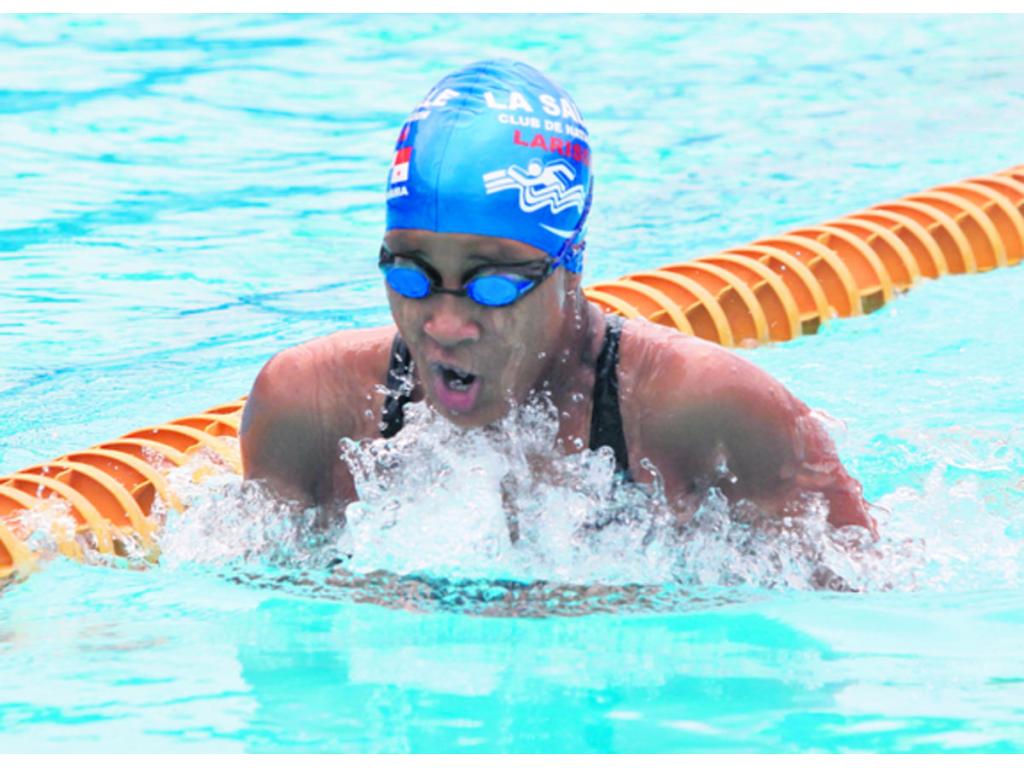 La nadadora herrerana Ginger Carrasco en el podio de premiación en los 50 metros planos. Carrasco fue una de las sirenas destacadas del torneo.(Alberto Ortega)