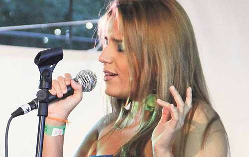 <p>Talento. Priscila Moreno durante un recital musical.</p>