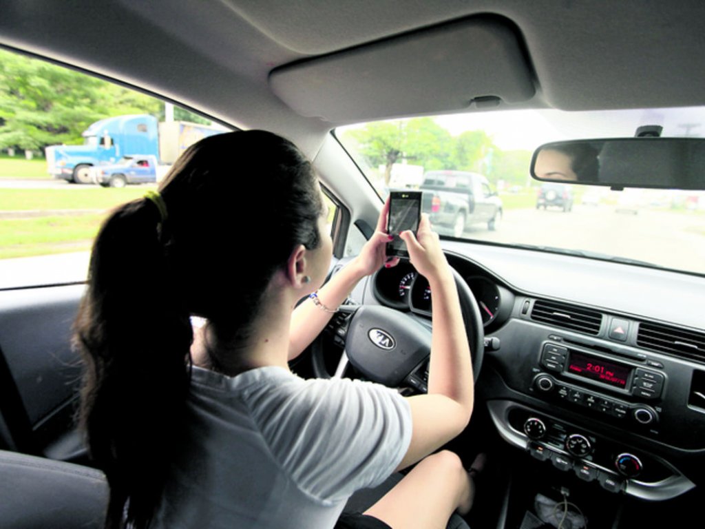Un simple chat puede ocasionar un accidente y también tranques.(Carlos Lemos)