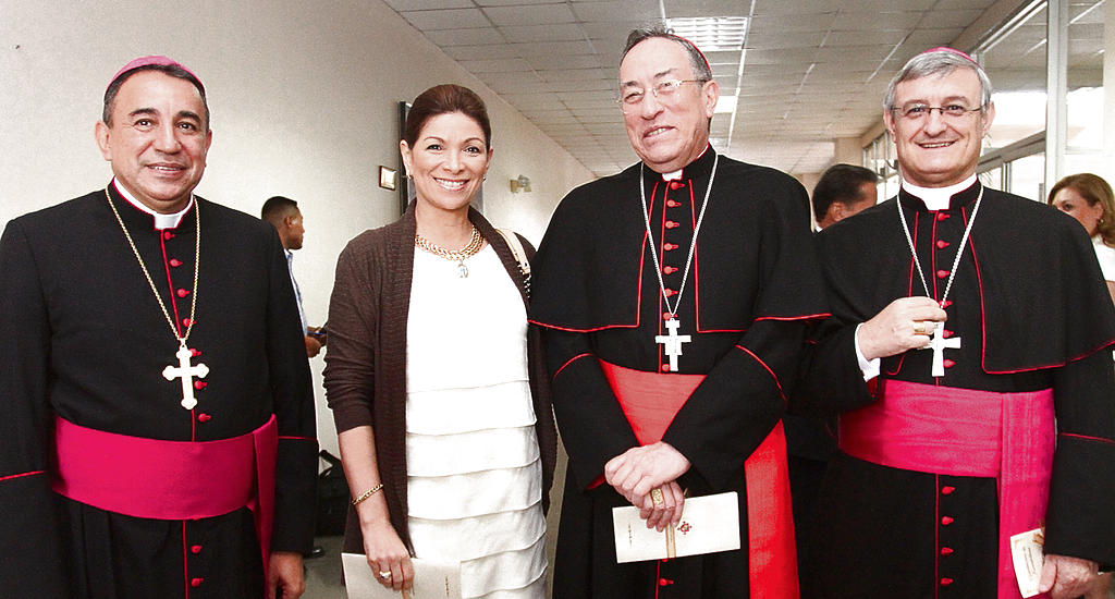 Monseñor José Domingo Ulloa, Ana M. Gómez, Cardenal Oscar Andrés Rodríguez M. y Monseñor Andrés Carrascosa.(OMAR MORALES)