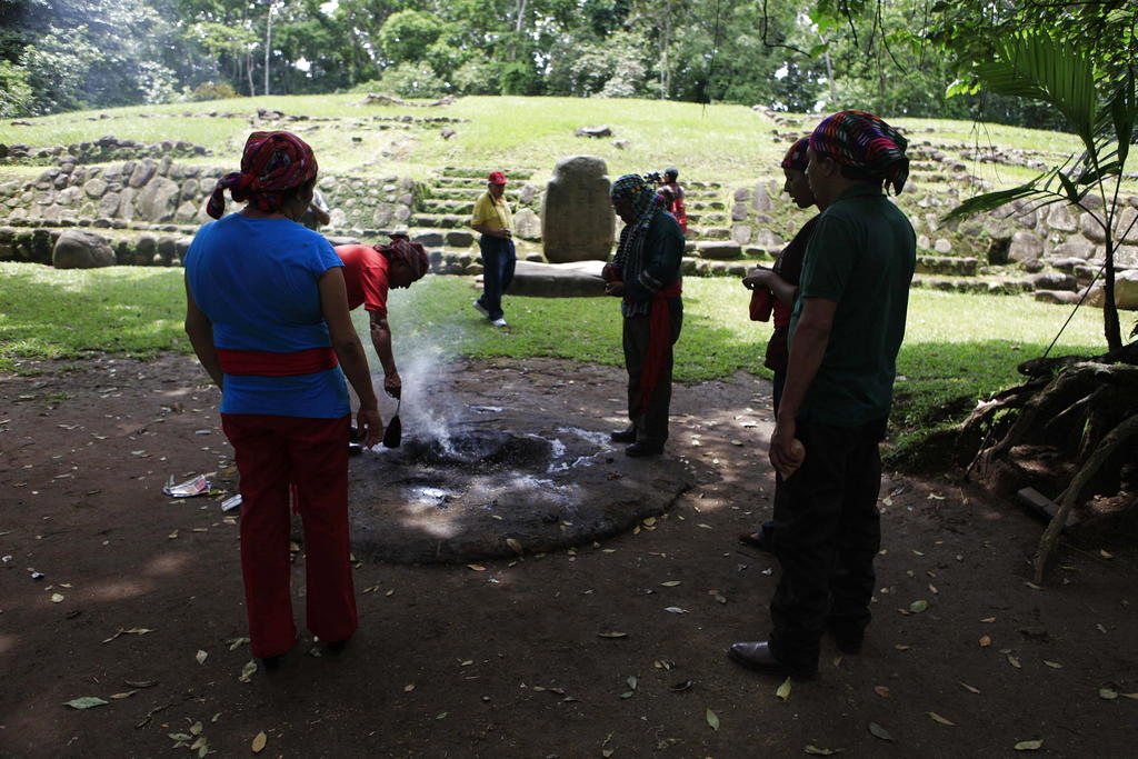 Varias personas participan en una ceremonia Maya en el sitio arqueológico Maya Tak'alik A'baj. Foto: EFE<br>