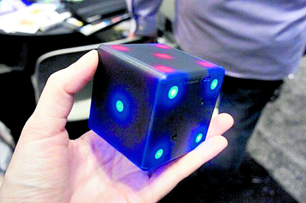Este cubo cabe en la palma de la mano y tiene 54 luces led multicolores (9 en cada lado). También tiene un motor vibratorio, acelerómetro, sensor de gravedad y de toque. El juguete viene con juegos preinstalados, como serpiente.