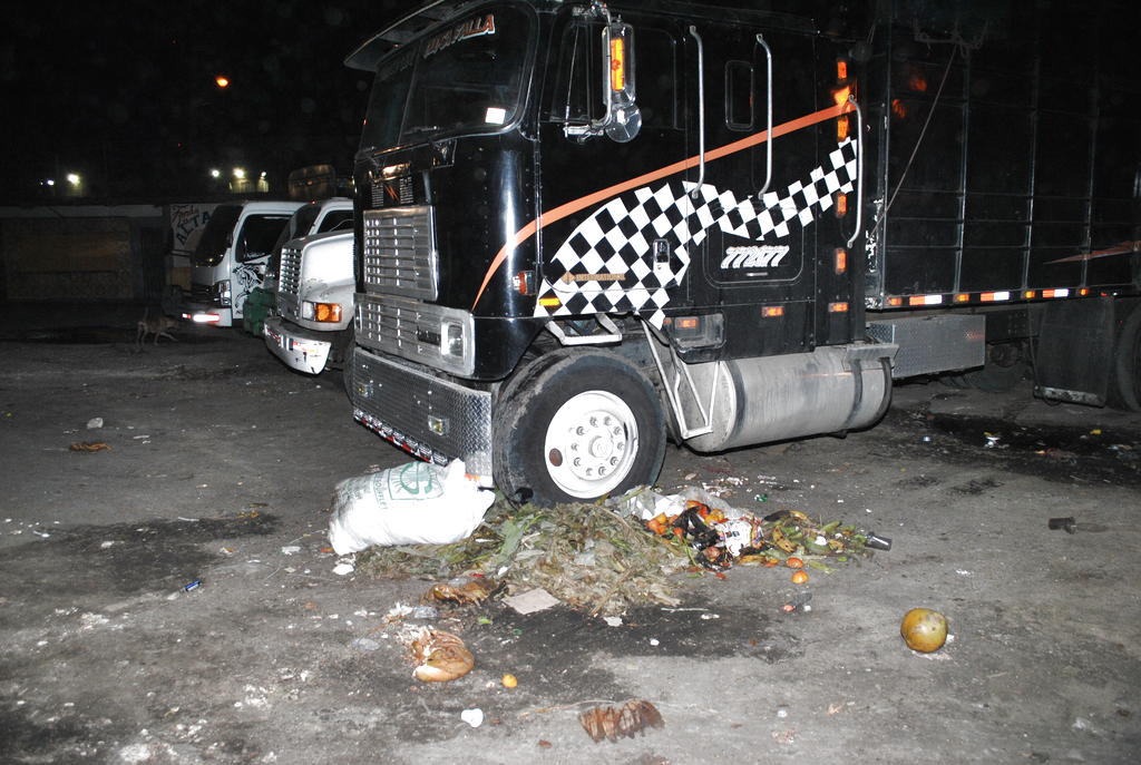 El administrador de este mercado, Luis Duque dijo que los vehículos ocupaban espacios de estacionamientos de los clientes, obstaculizaban las vías, producían gran cantidad de basura. Foto/Cortesía <br>