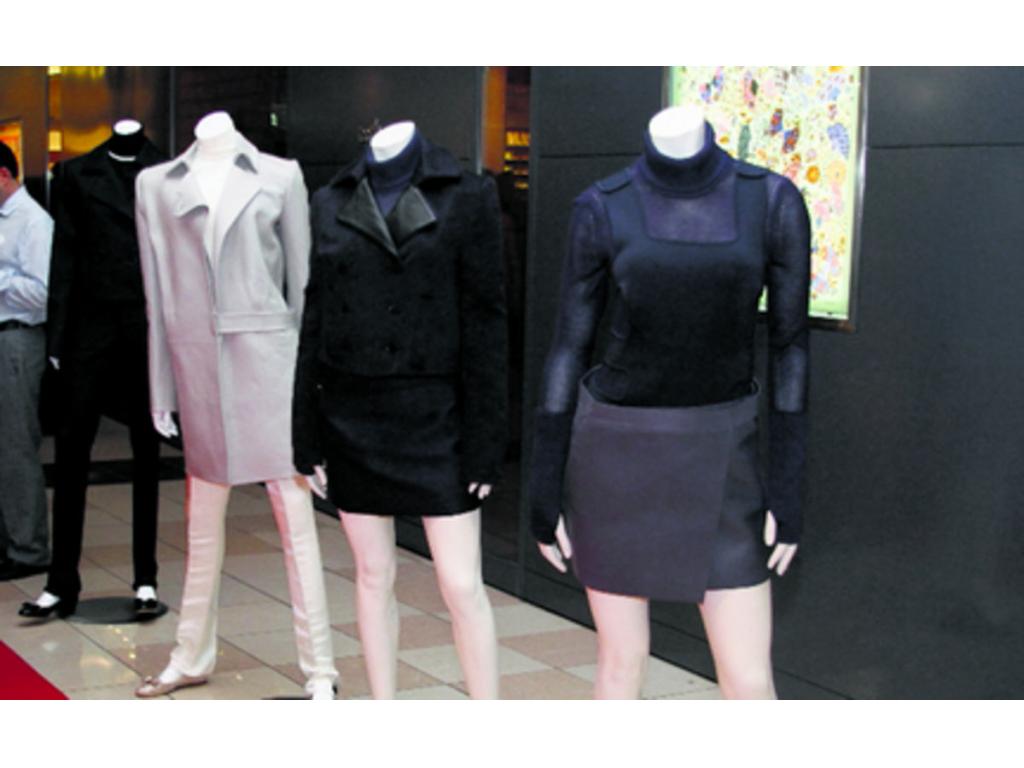 Finos conjuntos y vestidos formales también fueron expuestos.