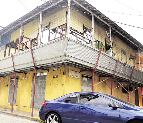<p>Desidia. Algunos inmuebles están abandonados, violando las normas de la UNESCO.</p>