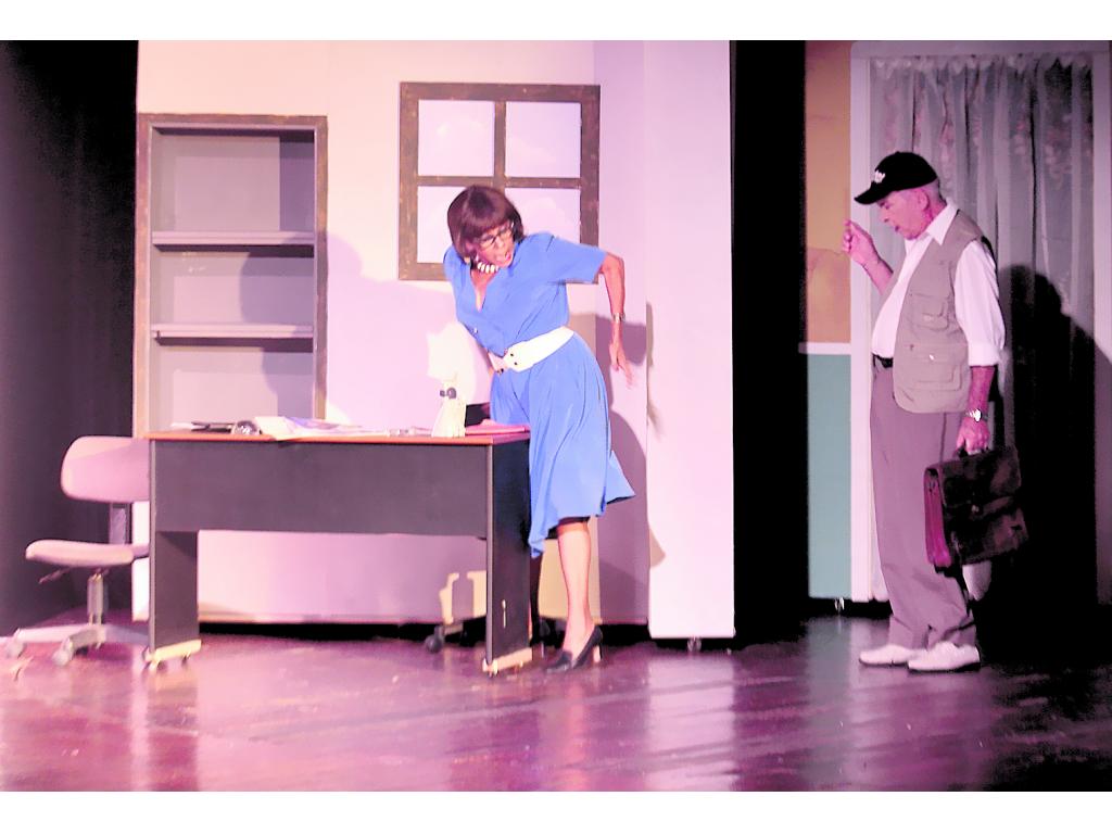 Periódico. Lili y su jefe, en comprometedora escena.()