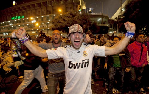 Varios aficionados del Real Madrid celebran el gol que le ha dado la victoria frente al F.C. Barcelona en la final de la Copa del Rey de fútbol jugada, esta noche, en el estadio de Mestalla, en Valencia. Foto/EFE