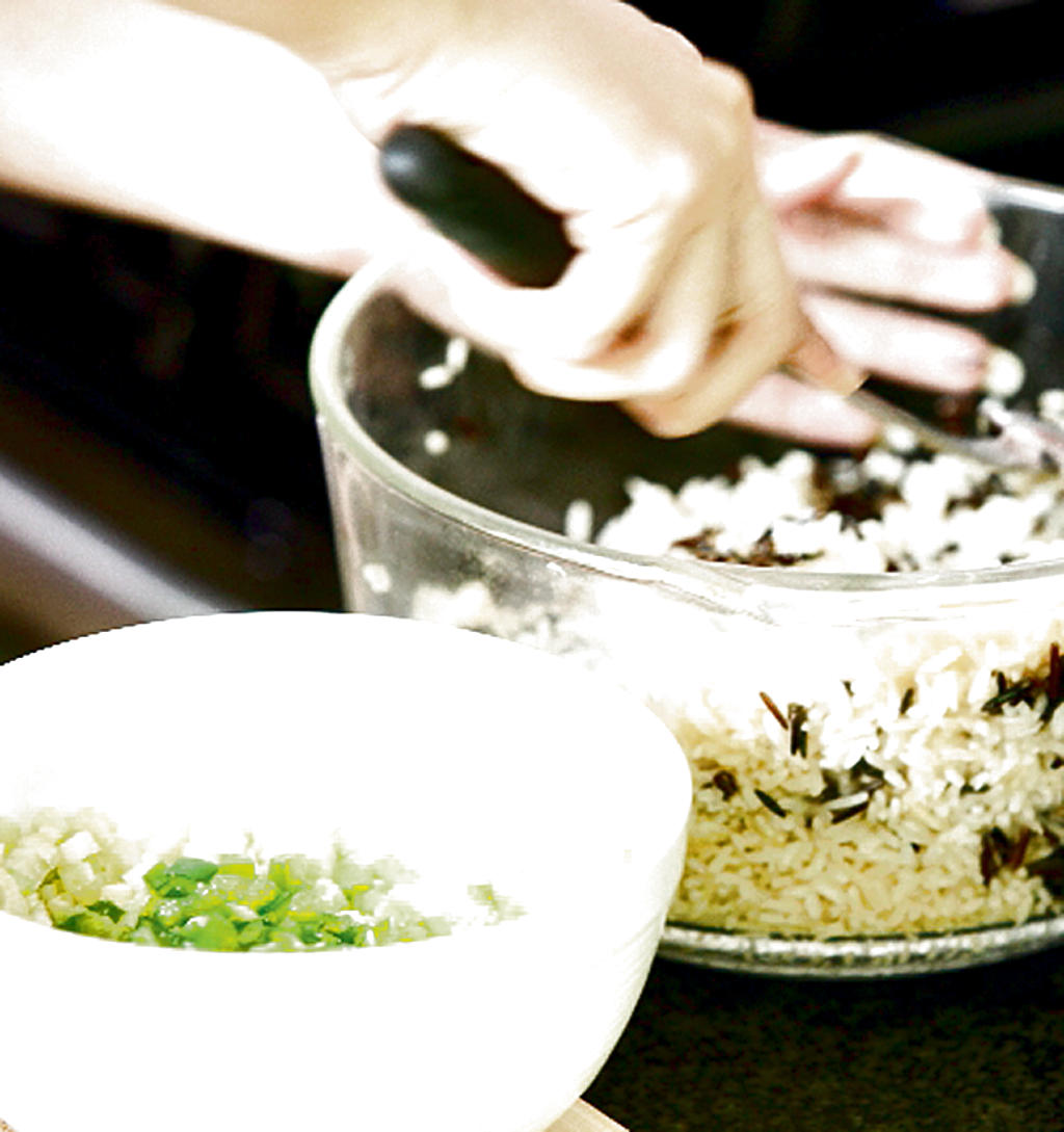 Mezcle los dos tipos de arroz, el blanco y el silvestre, previamente cocidos, según las instrucciones de la receta. Añada los vegetales sofritos a la mezcla de las dos clases de arroz()