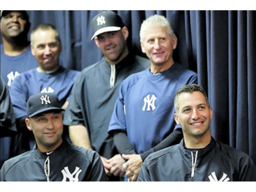 El gran capitán de los Bombarderos del Bronx, Derek Jeter, y el veterano Andy Pettitte mostraron su alegría al ver que su compañero y amigo Mo Rivera anunciaba su retiro de la pelota.