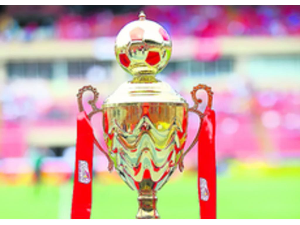 Esta fue la copa conmemorativa que se llevó el seleccionado de fútbol de Perú, tras derrotar ayer a Panamá en el partido amistoso jugado en el estadio Rommel Fernández. (Anayansi Gamez)