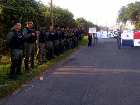 Policías custodian el lugar: Foto: Delfia Cortez. <br>