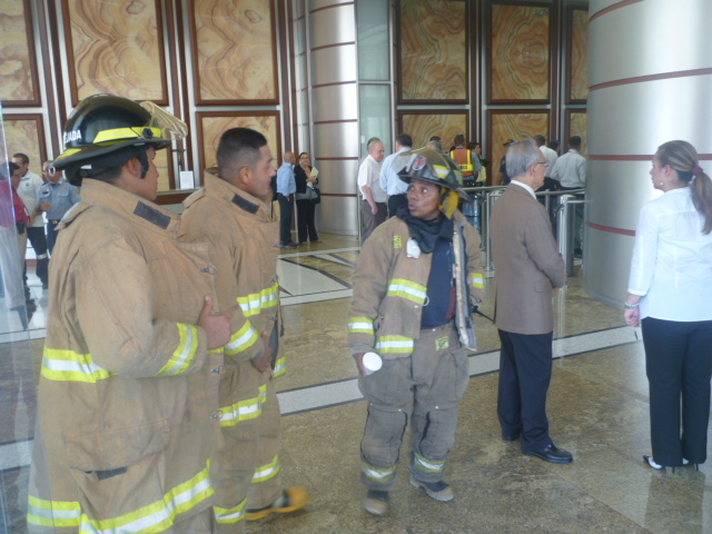 Los bomberos desalojaron a las personas del PH Torre Global Bank. Foto: Jesús Simmons<br>