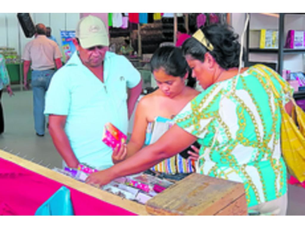 La buhonería encuentra buena acogida entre los miles de visitantes.(Damaris Flores)