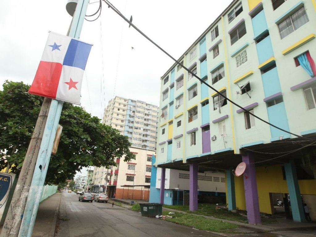 Las llamadas "multis" son los edificios característicos de este populoso barrio que fue bombardeado por los militares norteamericanos. Foto/Carlos Lemos