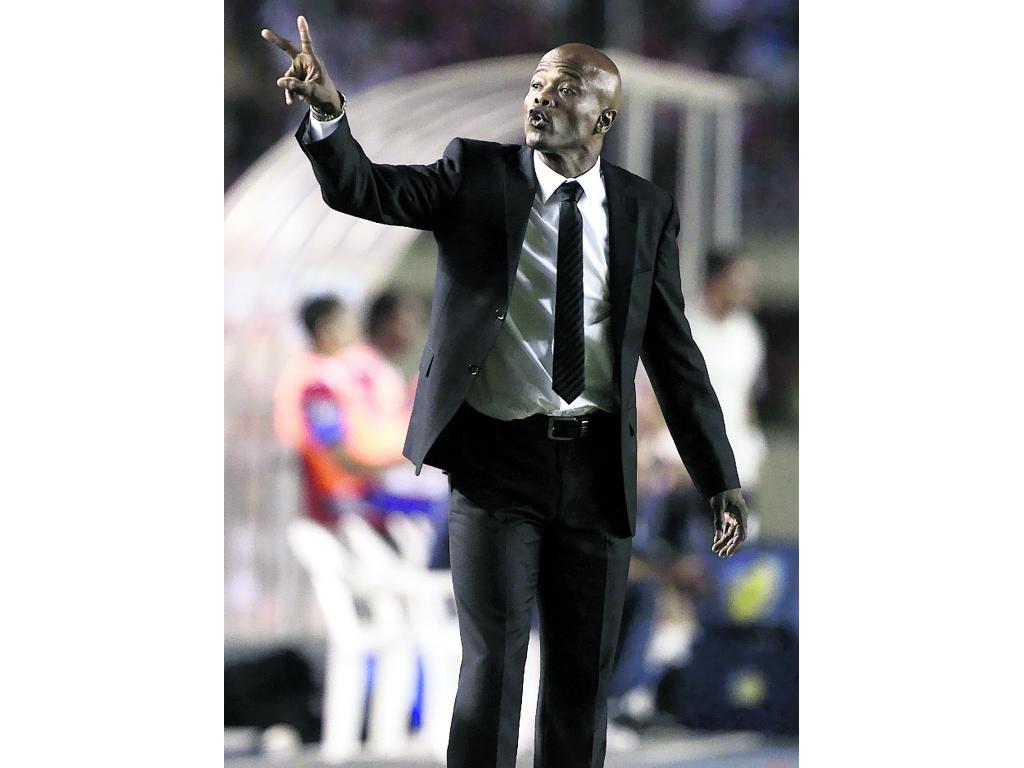 Julio Dely Valdés, técnico de la Roja, el gran señalado por el empate. (AP)