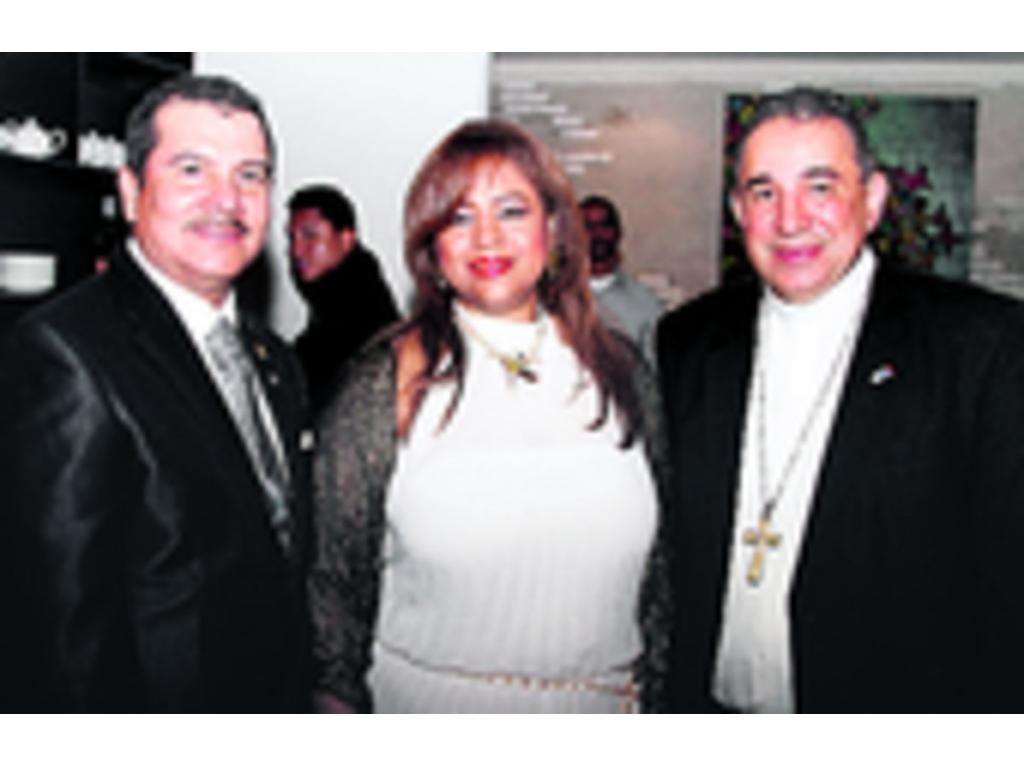 4. Pedro Ríos, Gladys de Ríos y monseñor José Domingo Ulloa.
