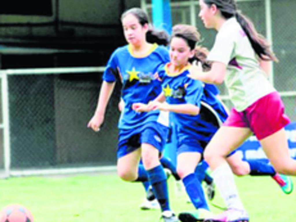 Las chicas mostraron su talento en el fútbol.(Alberto Ortega)