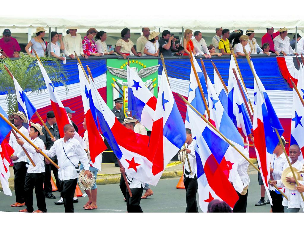 Emblema. Las escuelas participantes portaron su bandera.(Noriel Gutiérrez)