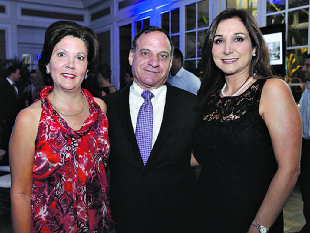 11. Cecila Pérez Balladares, Eduardo Grimaldo y Patricia Álvarez.