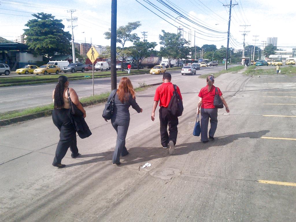 Los ciudadnos tuvieron que caminar para poder llegar a sus trabajos. Foto/Jesús Sommons<br>