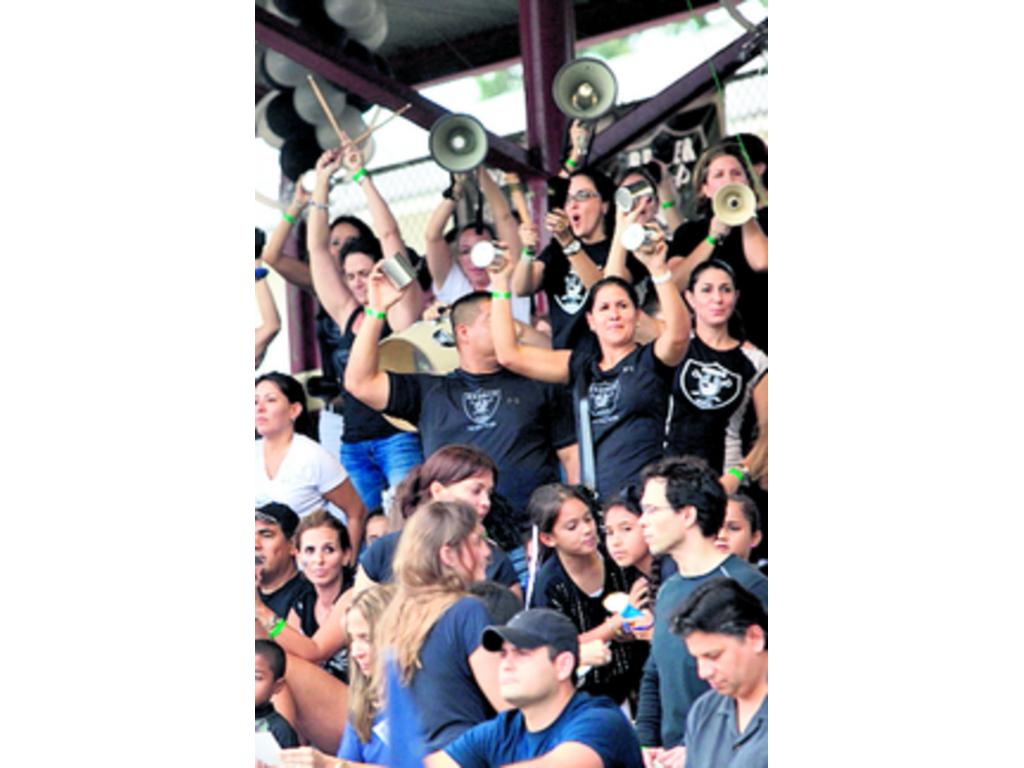 Ataque por la juvenil de los Fighting Owls.(Alberto Ortega)