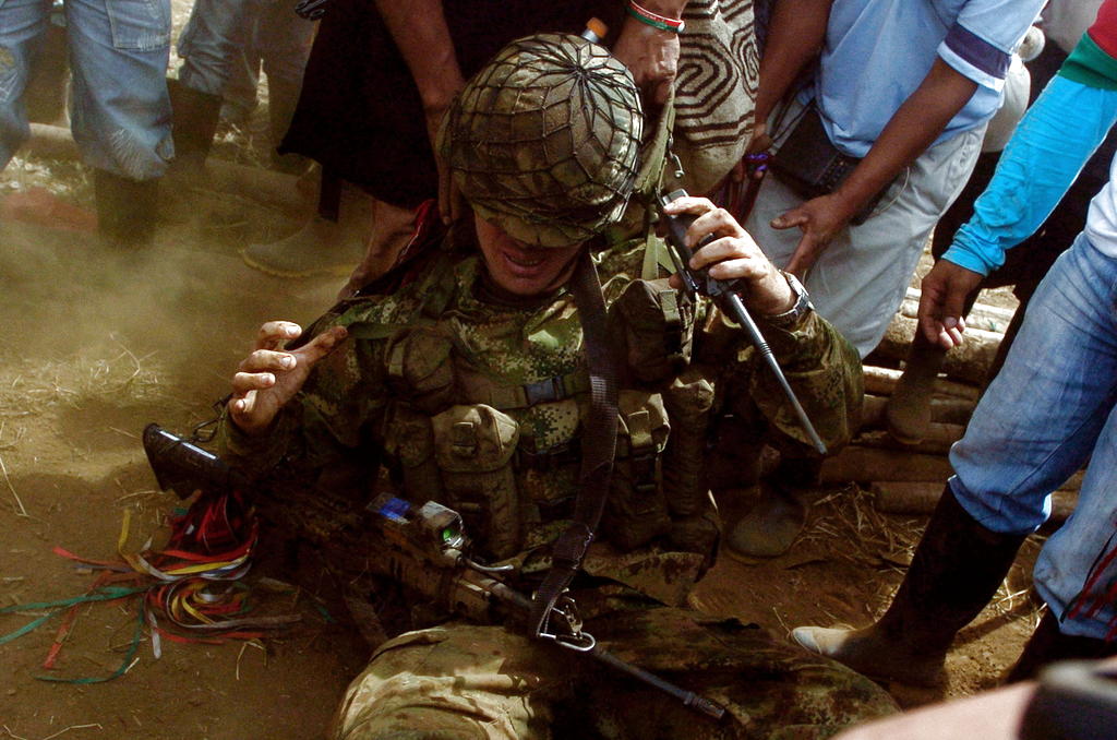 Miembros de la guardia indígena expulsan a los soldados que custodian un puesto militar de control en el cerro El Alto del Berlín hoy, martes 17 de julio, en Toribio, Cauca, Colombia. EFE/CHRISTIAN ESCOBAR MORA
