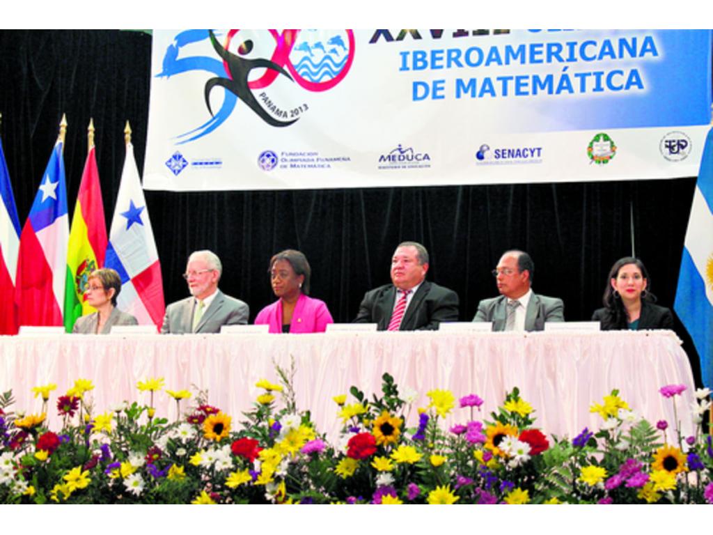 Autoridades de SENACYT, universidades y Ministerio de Educación.