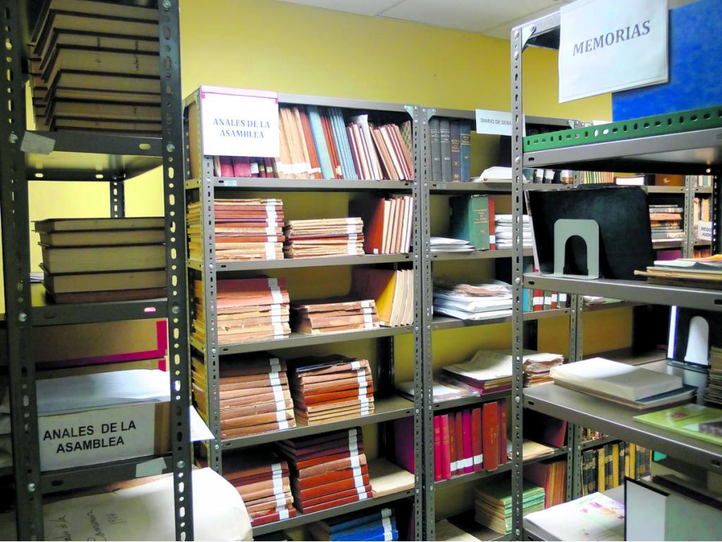 Parte del contenido del fondo hemeroteca en sus nuevas instalaciones.(Alcides Rodríguez)